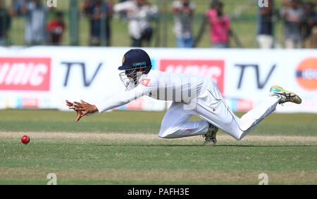 Lo Sri Lanka. 22 Luglio, 2018. Il governo dello Sri Lanka cricketer Kusal Mendis si ferma una palla durante il terzo giorno del secondo Test match tra lo Sri Lanka e il Sud Africa a Sinhalese Sports Club (CSD) International Cricket Stadium di Colombo, Sri Lanka il 22 luglio 2018. Credito: Pradeep Dambarage/Pacific Press/Alamy Live News Foto Stock