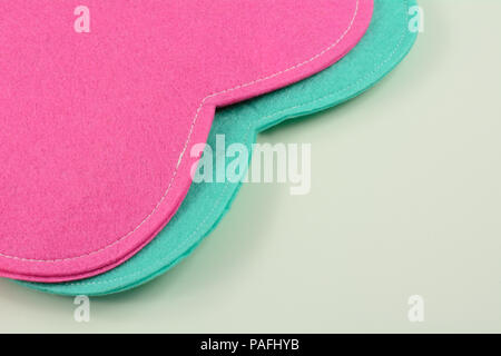 Di colore rosa e verde cuori di feltro per il giorno di San Valentino su sfondo bianco Foto Stock