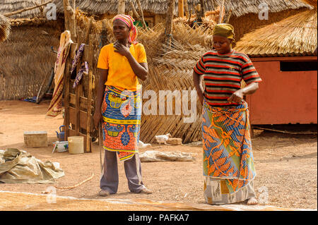ACCRA, GHANA - 6 Marzo 2012: in Ghana non identificato la donna lavora in Ghana. Popolo del Ghana soffrono di povertà a causa delle condizioni economiche instabili Foto Stock