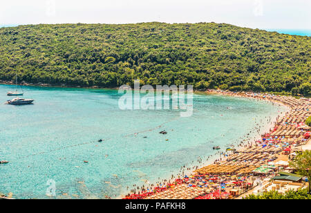 Vista di Jaz - la più bella spiaggia del Mare Adriatico nella regione di Budva, Montenegro, l'Europa. Budva è una delle migliori e più famose località o Foto Stock