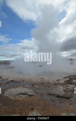 La cottura a vapore islandese Strokkur geyser vicino al fiume Hvita. Foto Stock