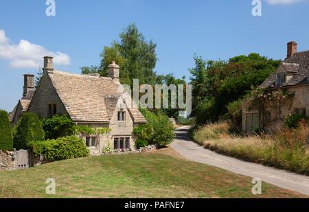 Villaggio costwold poco Barrington, Gloucestershire, Inghilterra Foto Stock