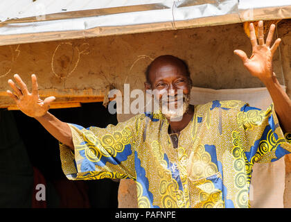 PORTO-Novo, BENIN - Mar 8, 2012: Ritratto di unidentified funny Beninese onde uomo mani e sorrisi. Popolo del Benin soffrono di povertà a causa della Foto Stock
