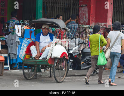 YOGYAKARTA - 03 agosto: rikshaw tradizionale trasporto su strade di Yogyakarta, Java, in Indonesia il 03 agosto 2010. Noleggio rikshaw rimane più di me Foto Stock