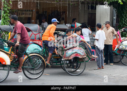 YOGYAKARTA - 03 agosto: rikshaw tradizionale trasporto su strade di Yogyakarta, Java, in Indonesia il 03 agosto 2010. Noleggio rikshaw rimane più di me Foto Stock