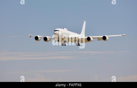 U.S Navy E6-B Mercurio "Doomsday" piano di sbarco a RAF Fairford per il 2018 Royal International Air Tattoo Foto Stock