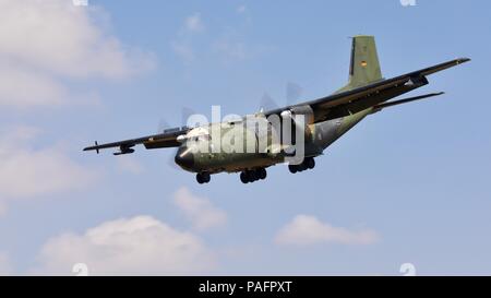 German Air Force (Luftwaffe) Transall C-160D i velivoli militari da trasporto arrivando a RAF Fairford per il 2018 Royal International Air Tattoo Foto Stock