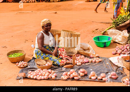 PORTO-Novo, BENIN - Mar 9, 2012: Non identificato donna Beninese vende aglio al mercato locale. Popolo del Benin soffrono di povertà a causa della difficile Foto Stock