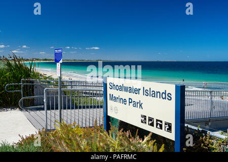 Shoalwater Islands Marine Park segno in passerella che conduce alla sicurezza Bay Beach sulla bella giornata di sole Foto Stock