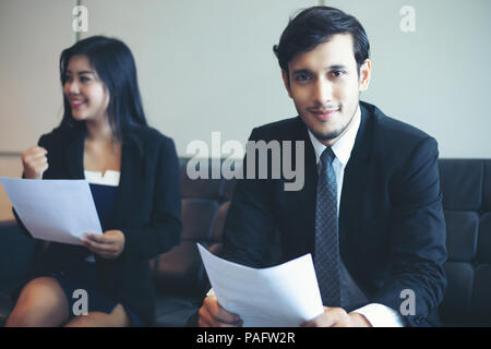 Imprenditori e imprenditrici a discutere di documenti e di idee in riunione e il colloquio di lavoro concept Foto Stock