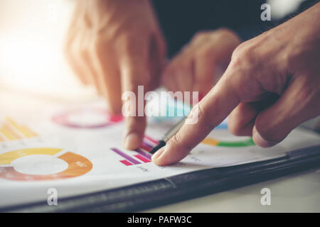 Gli operatori e il punto sul grafico schema finanziario e i documenti di analisi sulla tabella di office Foto Stock