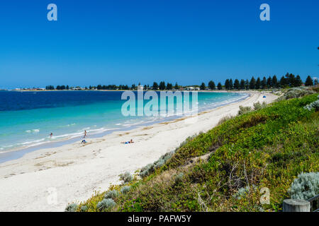 La sicurezza della baia con spiaggia di sabbia bianca, acque cristalline e vegetazione costiera, Shoalwater Bay Rockingham Australia Occidentale Foto Stock