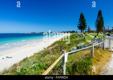 La sicurezza della baia con spiaggia di sabbia bianca, acque cristalline e vegetazione costiera, Shoalwater Bay Rockingham Australia Occidentale Foto Stock