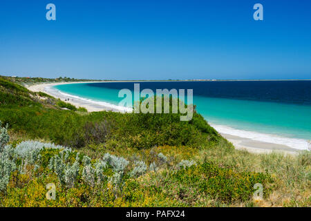 La sicurezza della baia con spiaggia di sabbia bianca, acque cristalline e vegetazione costiera, Shoalwater Bay Rockingham Australia Occidentale Foto Stock