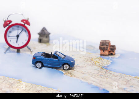 Idea astratta di noleggiare un auto. Autovettura di piccole dimensioni sulla mappa. Astratto Foto di viaggio. Foto Stock