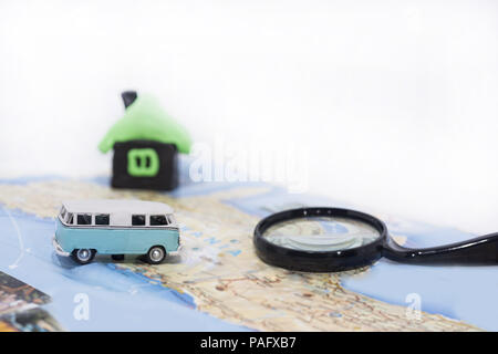 Idea astratta di noleggiare un auto. Autovettura di piccole dimensioni sulla mappa. Astratto Foto di viaggio. Foto Stock