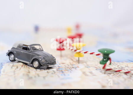 Idea astratta di noleggiare un auto. Autovettura di piccole dimensioni sulla mappa. Astratto Foto di viaggio. Foto Stock