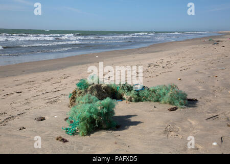 Scartato in plastica reti da pesca lavato-up sulla spiaggia, Tanji, Gambia Foto Stock