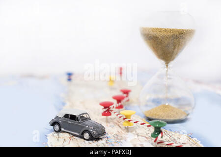 Idea astratta di noleggiare un auto. Autovettura di piccole dimensioni sulla mappa. Astratto Foto di viaggio. Foto Stock