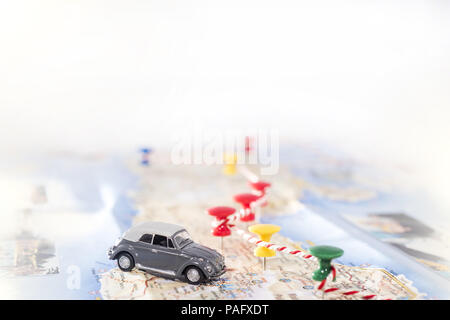 Idea astratta di noleggiare un auto. Autovettura di piccole dimensioni sulla mappa. Astratto Foto di viaggio. Foto Stock