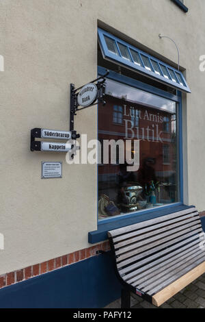 Banco per hitchhikers in attesa di un ascensore a Kappeln o Suederbrarup, Arnis, paesaggio di Angeln, Schleswig-Holstein, Germania Foto Stock