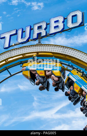 La gente ride capovolto sul Turbo Roller Coaster in Brighton, Regno Unito Foto Stock