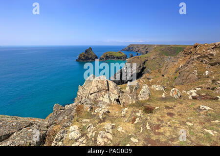 Il mare di pile off Kynance Cove da South West Coast Path sulla penisola di Lizard, Cornwall, Inghilterra, Regno Unito. Foto Stock