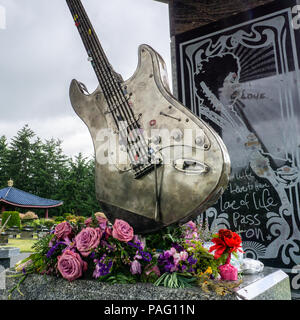 Jimi Hendrix memorial con la scultura di una Fender Stratocaster, il suo preferito la chitarra elettrica, Renton, Seattle, WA, Stati Uniti d'America. Foto Stock