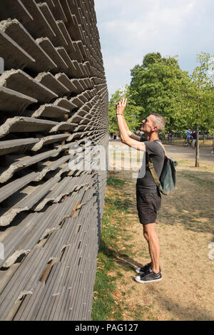 Un uomo fotografie questo anno di Serpentine Pavilion progettato da Frida Escobedo, Serpentine Gallery di Londra, Regno Unito Foto Stock