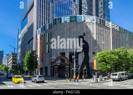 Seattle Art Museum edificio con il martellamento uomo scultura di Jonathan Borofsky al suo ingresso, Seattle Downtown, WA, Stati Uniti d'America. Foto Stock