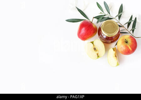 Rosh hashana, ebraica Anno nuovo bigliettino, invito. Stile alimentare composizione madre con miele jar, mele, olive branch. Appartamento laico, vista dall'alto. Foto Stock