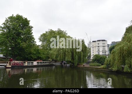 Battelli in Little Venice, Kensington alla confluenza di Regents Canal e il Grand Union Canal vicino a Paddington, City of Westminster, Londra, Regno Unito Foto Stock