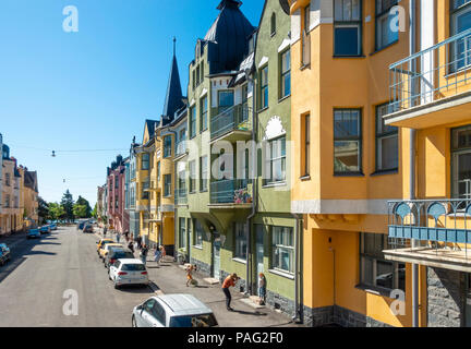 Helsinki case colorate in Huvilakatu Street, Helsinki Finlandia. Strada colorati con colori pastello e stile Liberty e Art Nouveau ville Foto Stock
