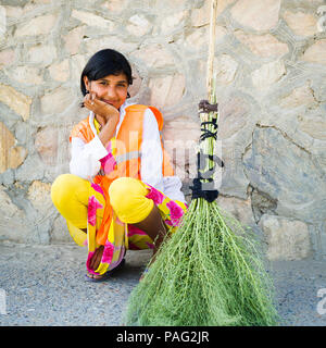 BUKHARA, UZBEKISTAN - 6 giugno 2011: Non identificato donna uzbeka pone per la fotocamera in Uzbekistan, giu 6, 2011. Il 81% delle persone in Uzbekistan appartengono a U Foto Stock