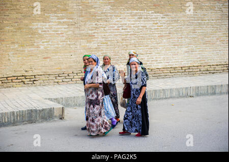 BUKHARA, UZBEKISTAN - 6 giugno 2011: Non identificato le donne uzbeke è venuto a vedere Samarquand in Uzbekistan, giu 6, 2011. Il 81% delle persone in Uzbekistan appartengono a Foto Stock