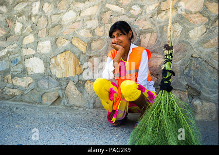 BUKHARA, UZBEKISTAN - 6 giugno 2011: Non identificato donna uzbeka pone per la fotocamera in Uzbekistan, giu 6, 2011. Il 81% delle persone in Uzbekistan appartengono a U Foto Stock