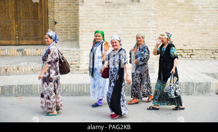 BUKHARA, UZBEKISTAN - 6 giugno 2011: Non identificato le donne uzbeke è venuto a vedere Samarquand in Uzbekistan, giu 6, 2011. Il 81% delle persone in Uzbekistan appartengono a Foto Stock