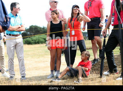 Stati Uniti d'America's Tiger Woods' fidanzata Erica Herman (a destra) e sua figlia Sam e figlio Charlie durante il giorno quattro del Campionato Open 2018 a Carnoustie Golf Links, Angus. Foto Stock