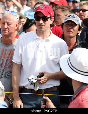 Lo spettatore (nome non noto), che è stato colpito da Tiger Woods' sfera, con la firma di un guanto da Tiger, durante il giorno quattro del Campionato Open 2018 a Carnoustie Golf Links, Angus. Foto Stock