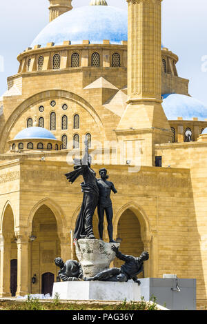 Il monumento a forma di proiettile che commemora i martiri eseguiti dalla moschea ottomana e Mohammad al-Amin, Piazza dei Martiri, Beirut, Libano Foto Stock