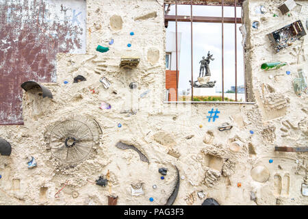 Dei martiri monumento e installazione di arte muro di cemento pieno di spazzatura nel la piazza dei Martiri, Beirut Central District, downtown, Libano Foto Stock