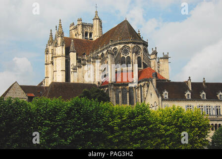 Una bella vista in lontananza la storica cattedrale di Saint Etienne e dintorni, in Auxerre, Borgogna, Francia. Foto Stock