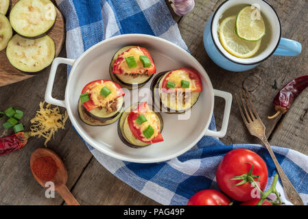 Melanzane al gratin con carne macinata, pomodori e formaggio. Foto Stock