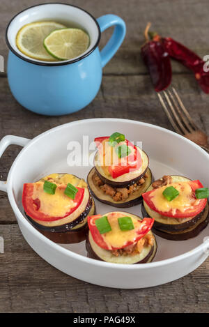 Melanzane al gratin con carne macinata, pomodori e formaggio. Foto Stock