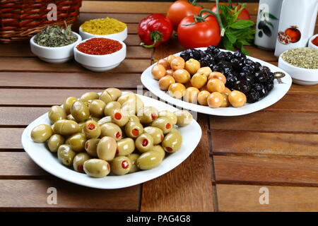 Olive verdi ripiene di peperoni rossi Foto Stock