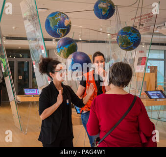 La guida del museo parla con il linguaggio dei segni per non udenti gli utenti del Museo della Scienza di Trento - MuSe - Trentino Alto Adige, Italia. Foto Stock