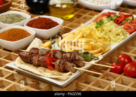 Shish Kebab sul Grill - spiedino di carne Foto Stock