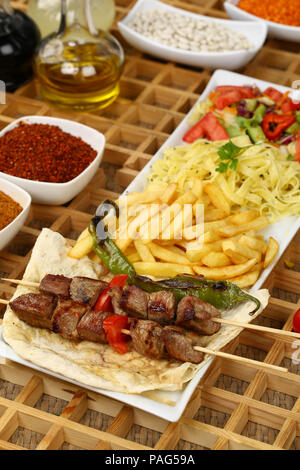 Shish Kebab sul Grill - spiedino di carne Foto Stock