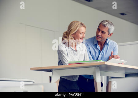 Imprenditori con tavoletta digitale Foto Stock