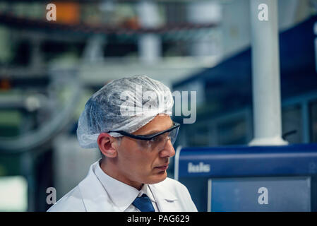 Scienziato che lavora in laboratorio Foto Stock